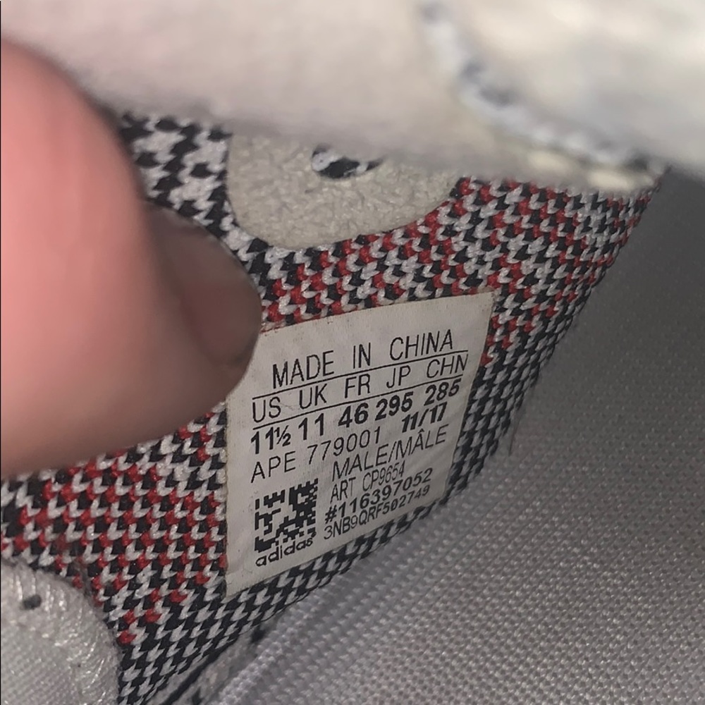 Yeezy 350 v2 Zebra (No Box) - Picture 5 of 9